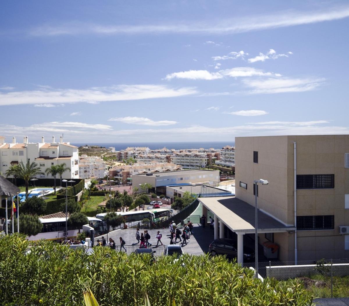 IES Benalmádena, instituto al que acudía la menor que se suicidó en la localidad