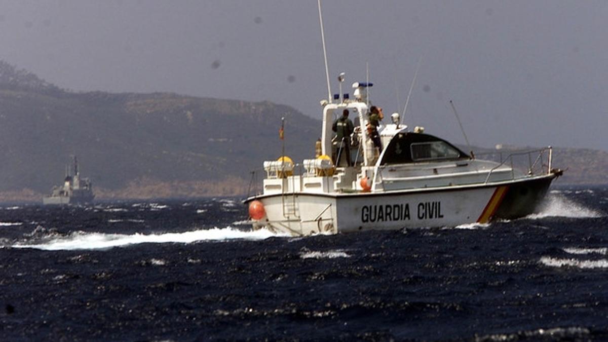 Patrullera de la Guardia Civil y corbeta de la Marina marroquí (a la izquierda de la imagen).