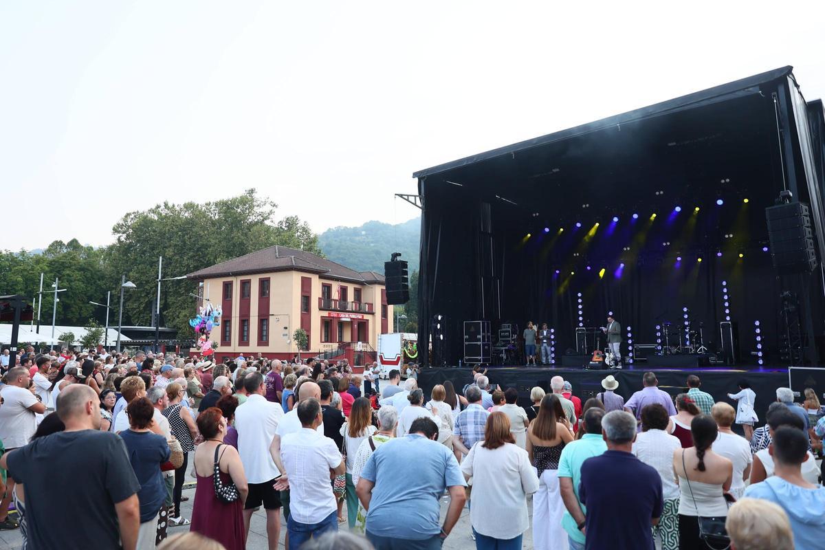 Así fue el pregón de las fiestas de Pola de Laviana, con Adrián Barbón, presidente del Principado Así fue el pregón de las fiestas de Pola de Laviana, con Adrián Barbón, presidente del Principado