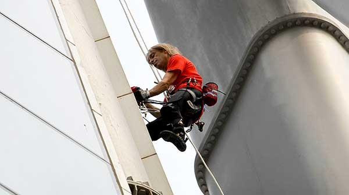 Alain Robert, de 50 anys, ha escalat en dues hores un edifici de 388 metres d’altura.