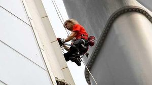 Alain Robert, de 50 anys, ha escalat en dues hores un edifici de 388 metres d’altura.