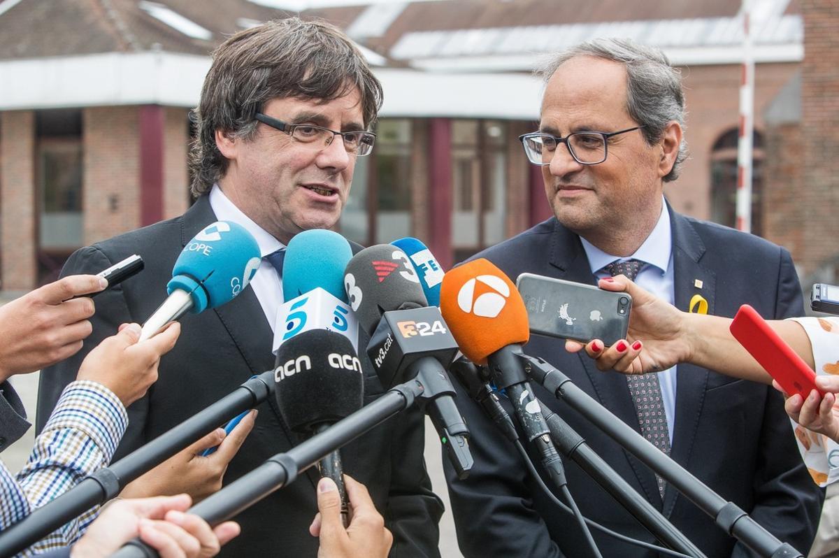 BRS04  WATERLOO  BELGICA   27 08 2018 - El expresidente catalan y lider de Junts per Catalunya  JxCat   Carles Puigdemont  i   y el presidente de la Generalitat  Quim Torra  d   ofrecen unas declaraciones a la prensa tras su reunion en el Martin s Grand Hotel de Waterloo  Belgica  hoy  27 de agosto del 2018  Carles Puigdemont dijo hoy que hay partidos que  estan flirteando con la violencia  y quieren dar la imagen de  una confrontacion social en Cataluna   incluso usando hechos y fotografias falsas  de presuntos altercados en torno a los lazos amarillos en la via publica  EFE  Stephanie Lecocq