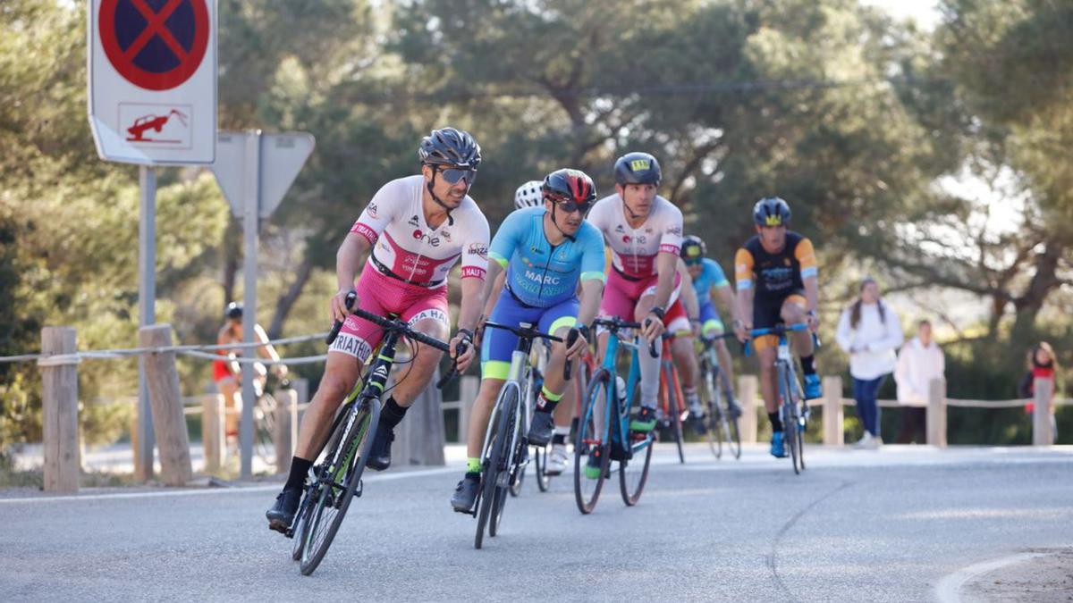 Imagen de varios participantes durante el tramo de ciclismo en ses Salines