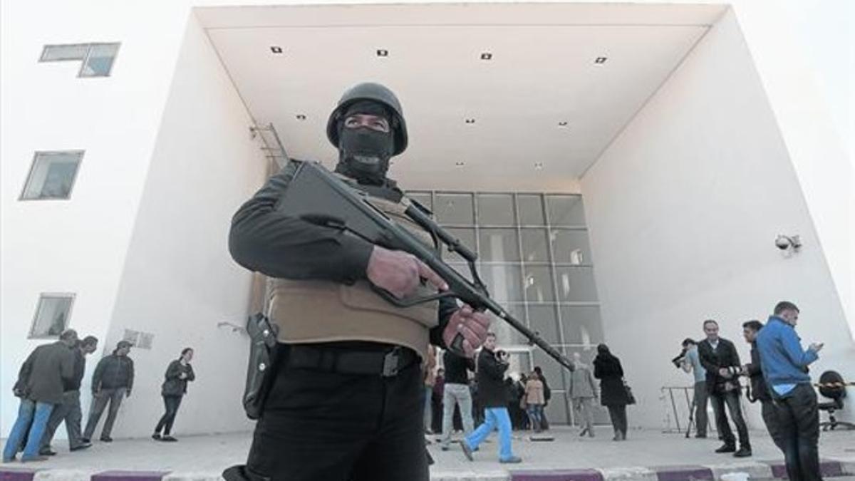 Un agente de seguridad hace guardia frente al museo del Bardo, ayer.