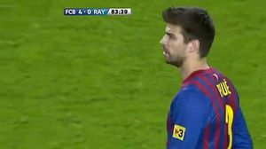 La jugada en què Piqué va forçar la targeta groga.