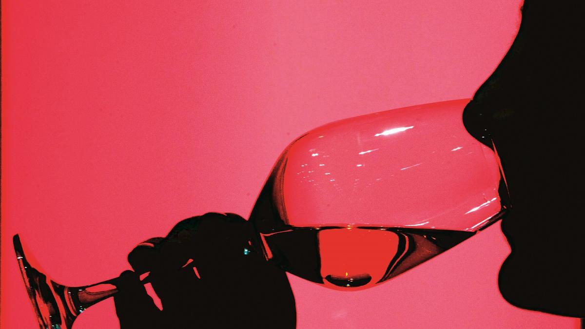 Una persona degusta una copa de vino.
