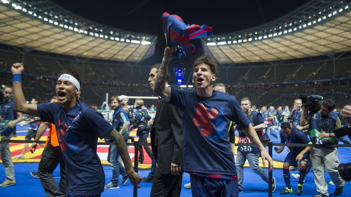 Messi y Neymar celebran con la afición azulgrana la Champions del 2015 en Berlín.