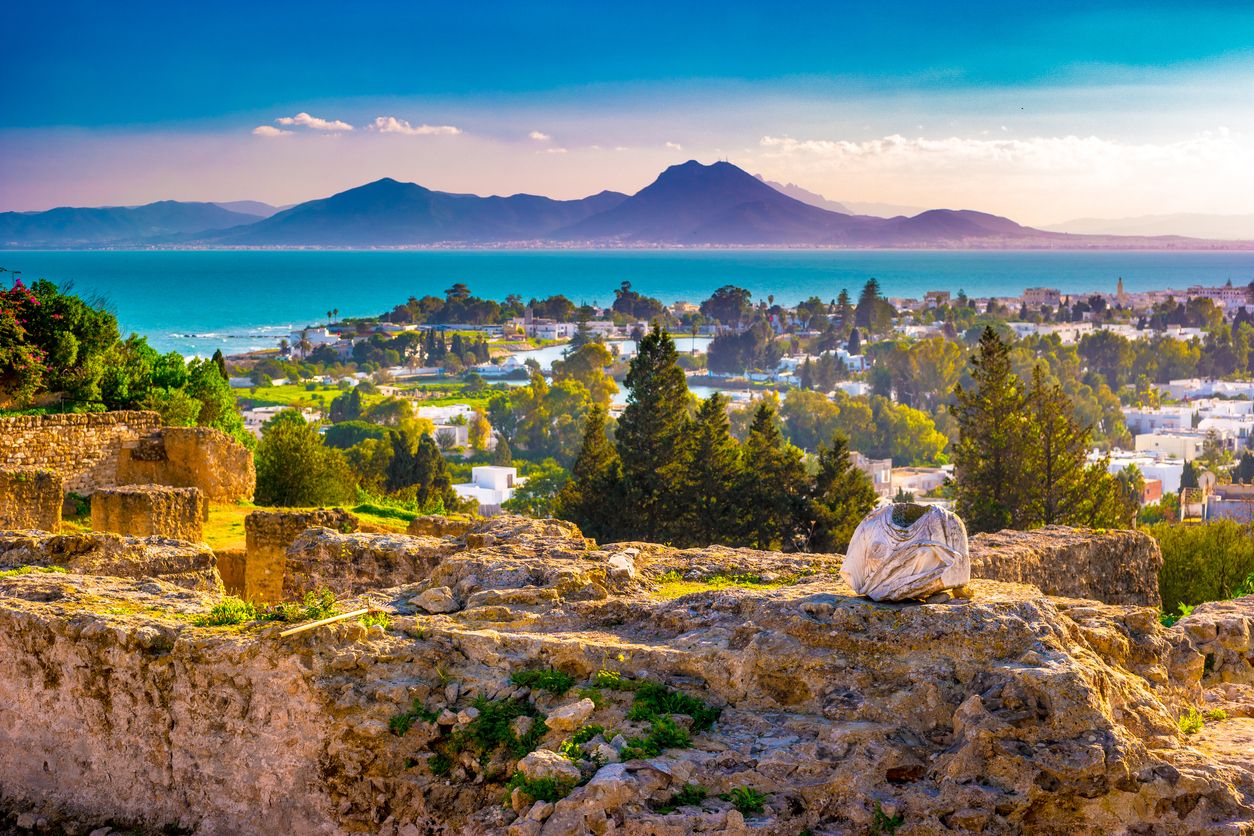 El lugar del Mediterráneo donde las casas se excavan bajo tierra: pueblos blancos y azules, palmerales y un anfiteatro romano