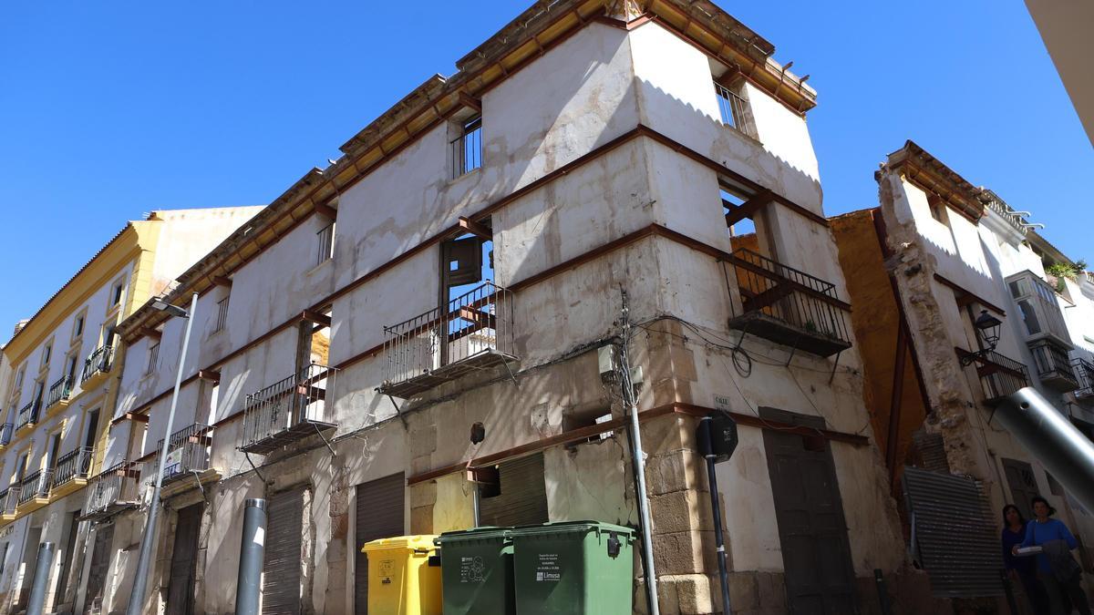 Solar adquirido por el Ayuntamiento en la confluencia de las calles Álamo y Rubira.