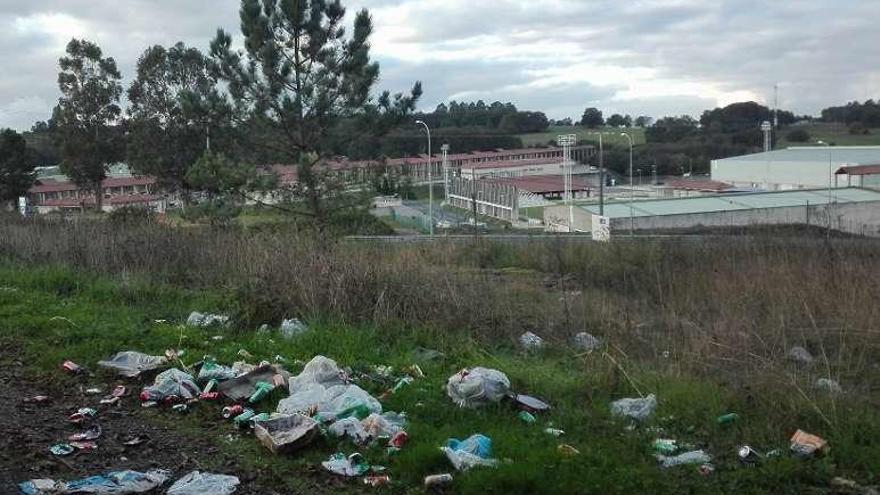 Restos de basura esparcidos en los márgenes de una pista y del acceso principal a la Feira Internacional de Galicia. // Pablo Santomé Souto