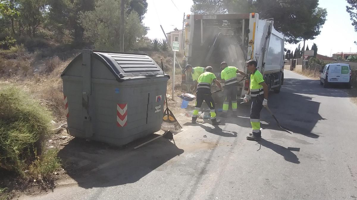 Los operarios tras limpiar la basura acumulada en el Camino del Rabosar.