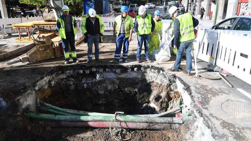 Obras en el agujero de Cuatro Caminos que apareció en noviembre.