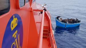 La Guardamar Polimnia socorre a una embarcación en Lanzarote.