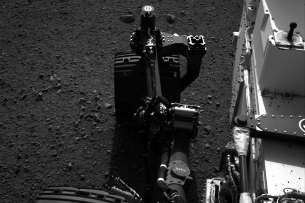 El moviment de la roda posterior dreta del ’Curiosity’, clau en l’aterratge a Mart.