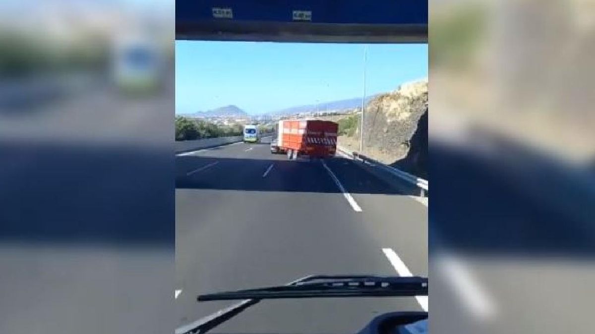 Un camión circula en zigzag por la autopista del sur de Tenerife
