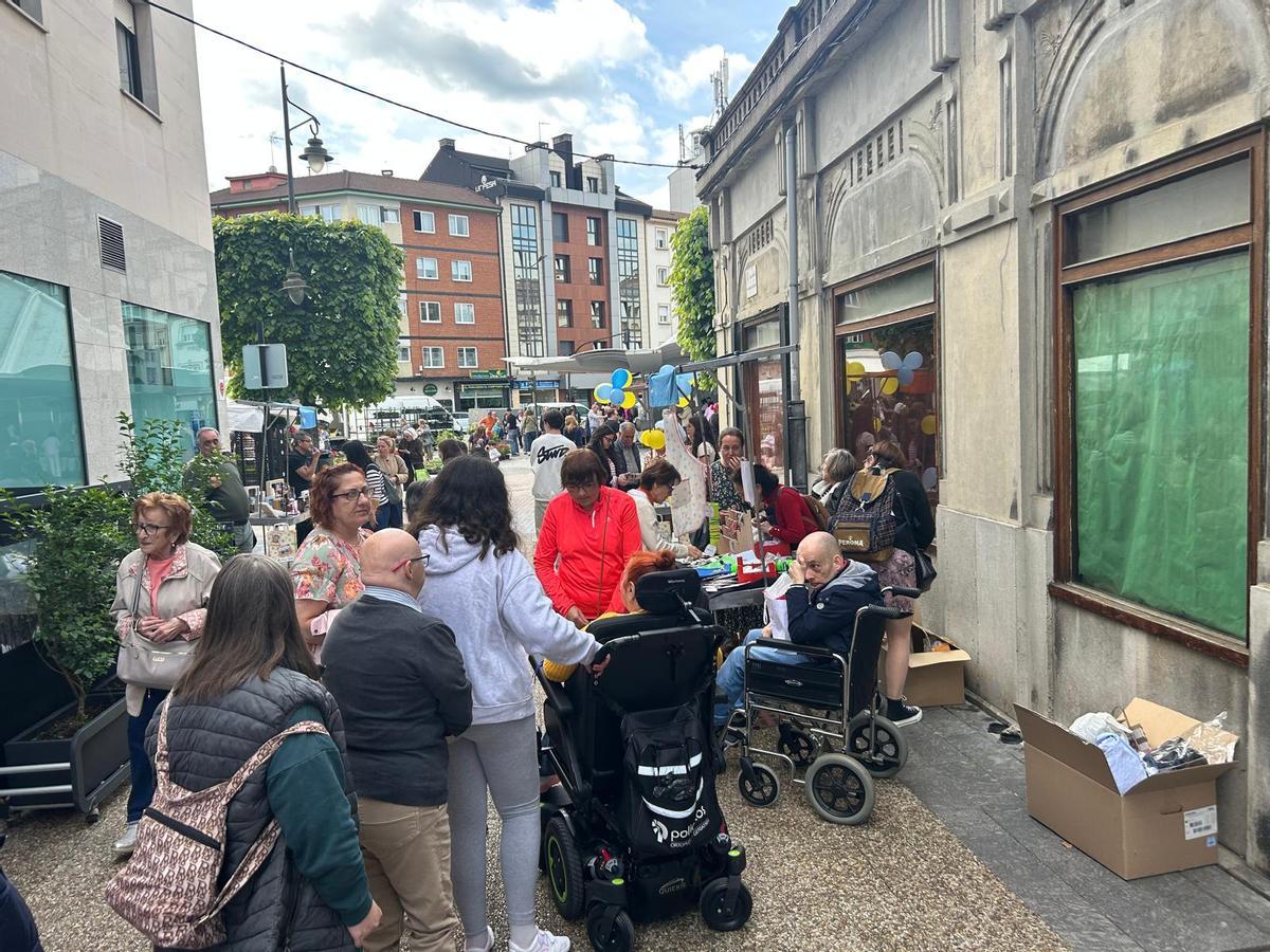 Mercado de cooperativas y asociaciones educativas en Pola de Siero.