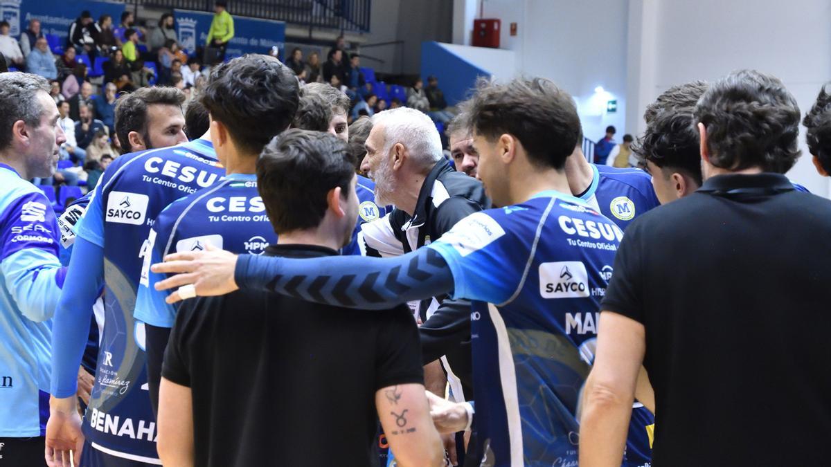 El Trops Málaga se reúne en un tiempo muerto.