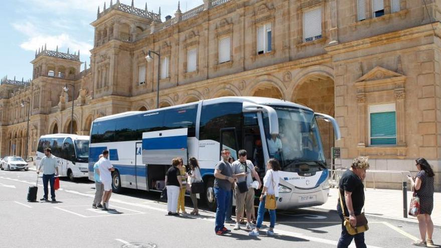 Los viajeros del tren serán trasladados en autobuses y taxis del 8 al 24 de mayo entre Zamora y Ourense