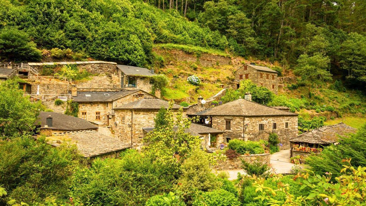 Casas tradicionales de piedra con tejados de pizarra y un cabazo perfectamente conservado en la cuna del turismo rural