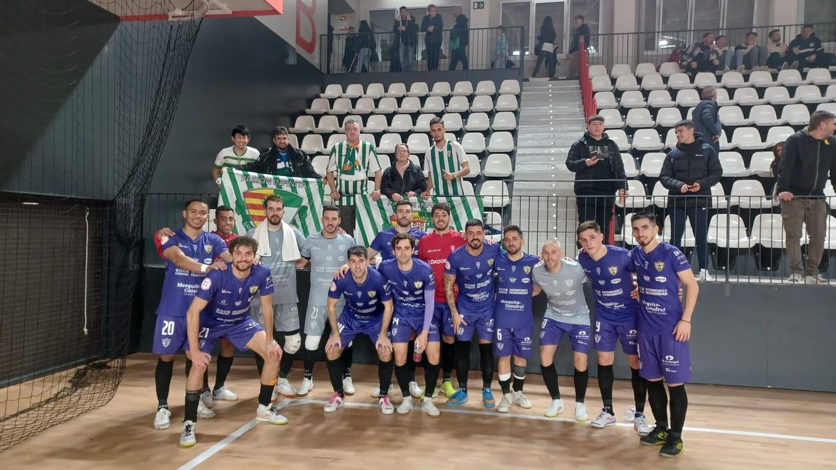 Los jugadores del Córdoba Futsal con la peña Sangre Blanquiverde en Santa Coloma.