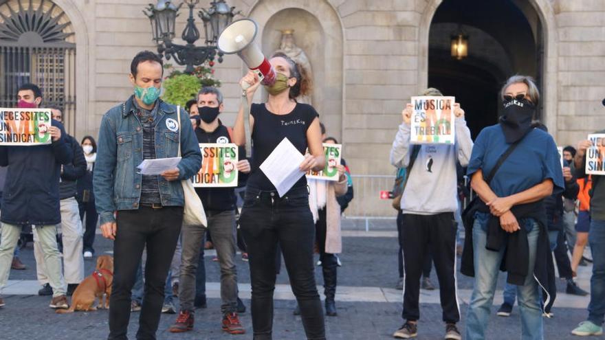 Treballadors de la cultura protesten a la plaça Sant Jaume contra les restriccions a la seva activitat i per unes ajudes «insuficients»