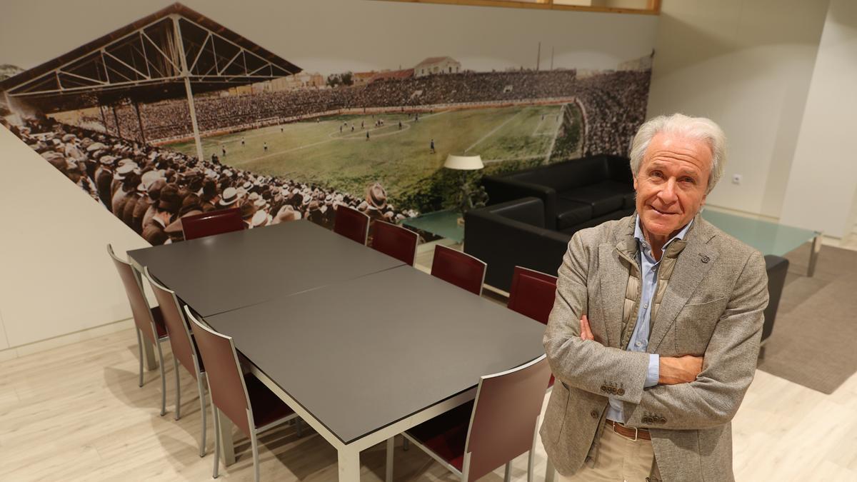 Alfonseda, delante de una imagen de la primera gran 'catedral' del fútbol azulgrana: Les Corts