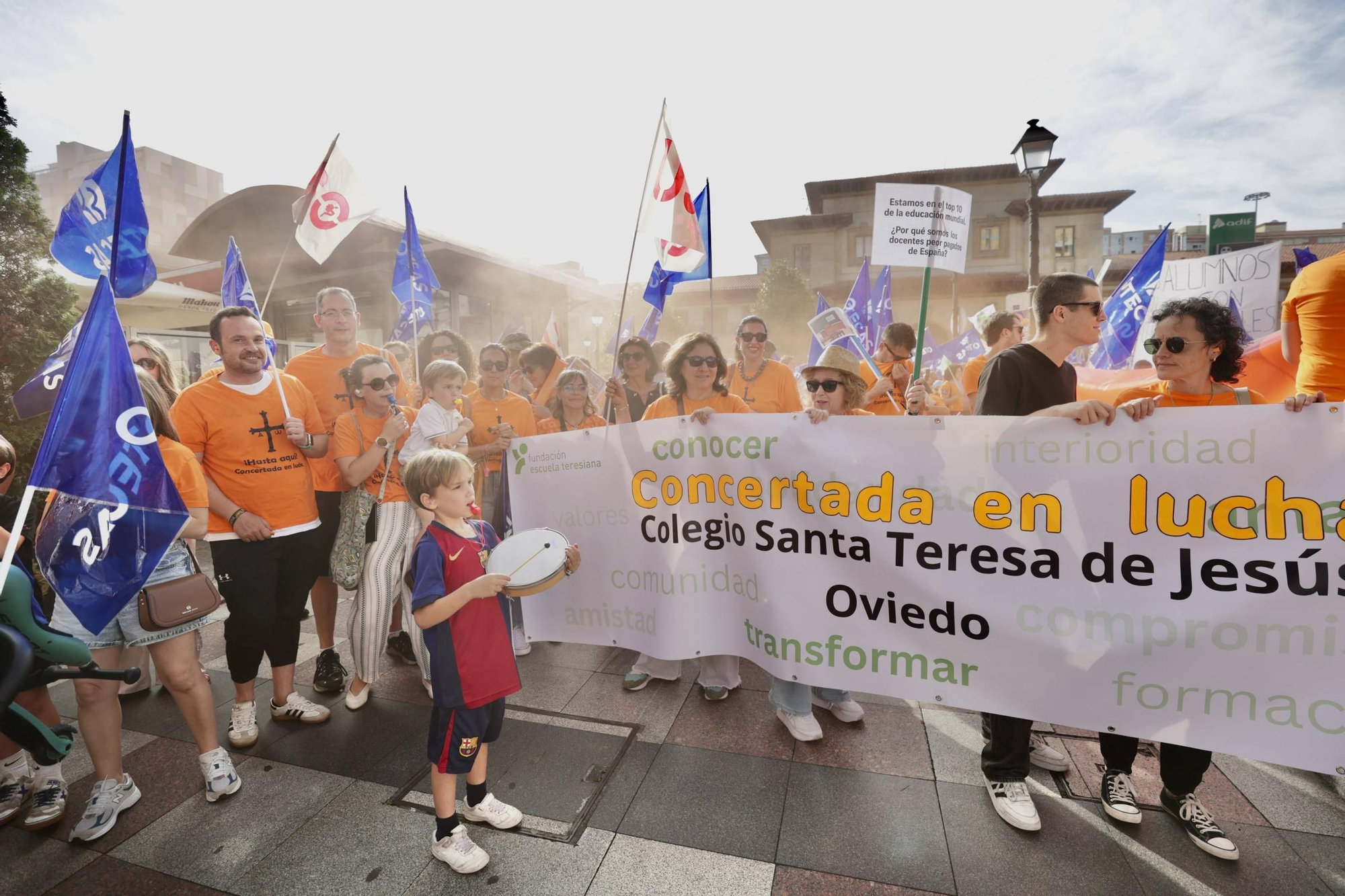 EN IMÁGENES | La marea naranja de profesores inunda Oviedo: manifestación de la escuela concertada
