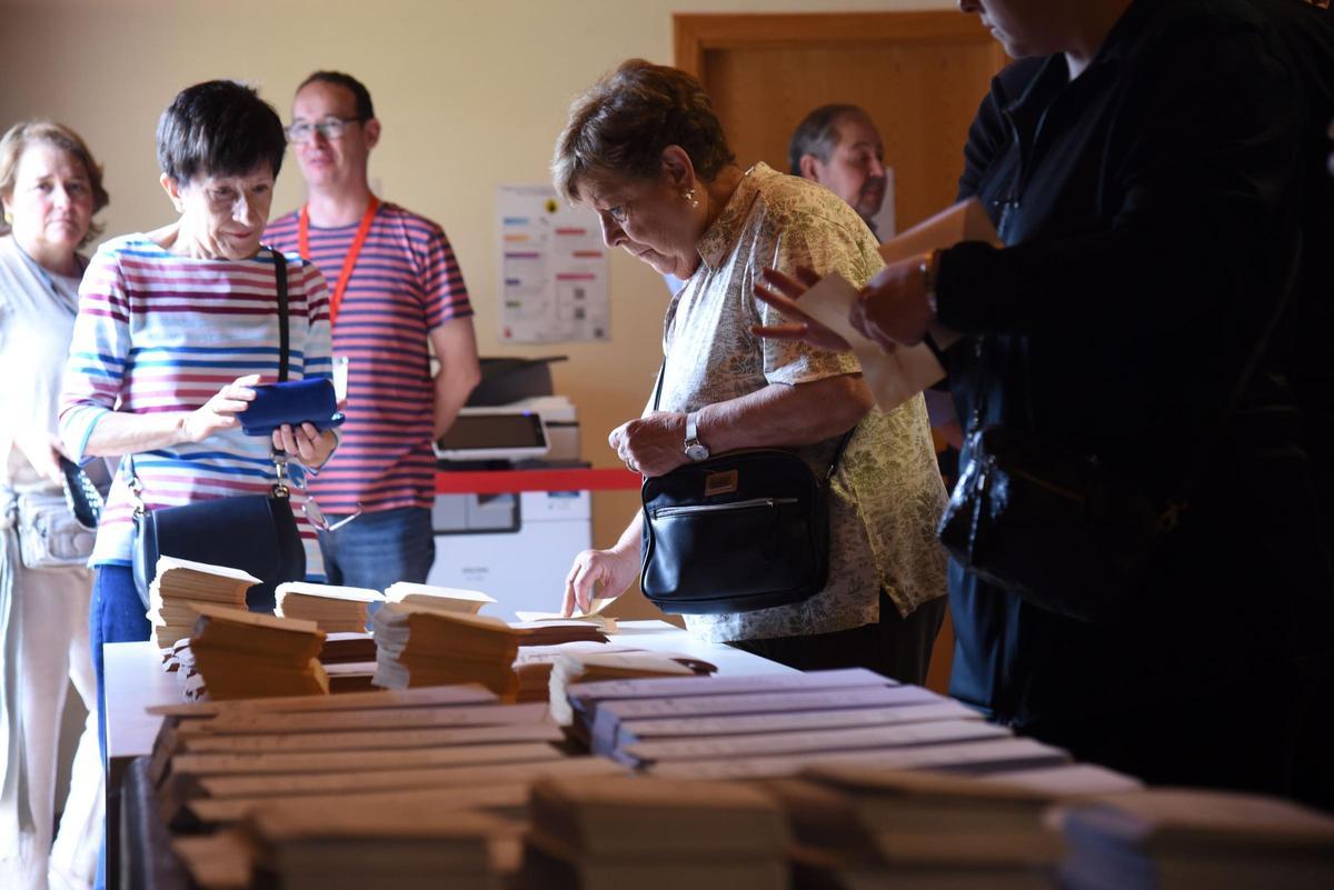 Varias personas en un colegio electoral de Zaragoza en las últimas autonómicas, en mayo de 2023.