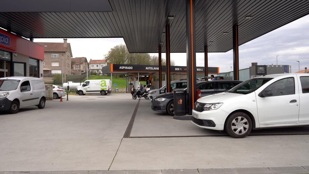 Imagen de archivo de la gasolinera GVoil en O Castiñeiriño, una de las más baratas este lunes en Santiago