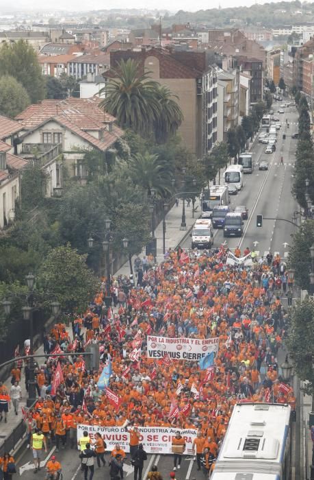 Los trabajadores de Vesuvius marchan a pie desde la fábrica de Riaño hasta la Junta