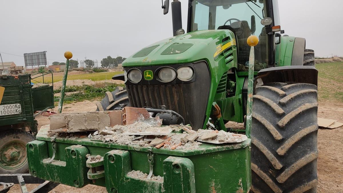 Tractor de la marca John Deere empleado para hacer el butrón.