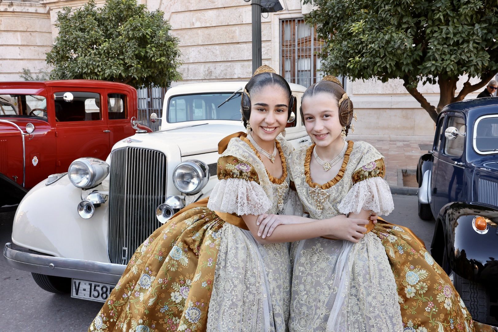 Falleras en "cotxes de l'Antigor" camino de su gran cita