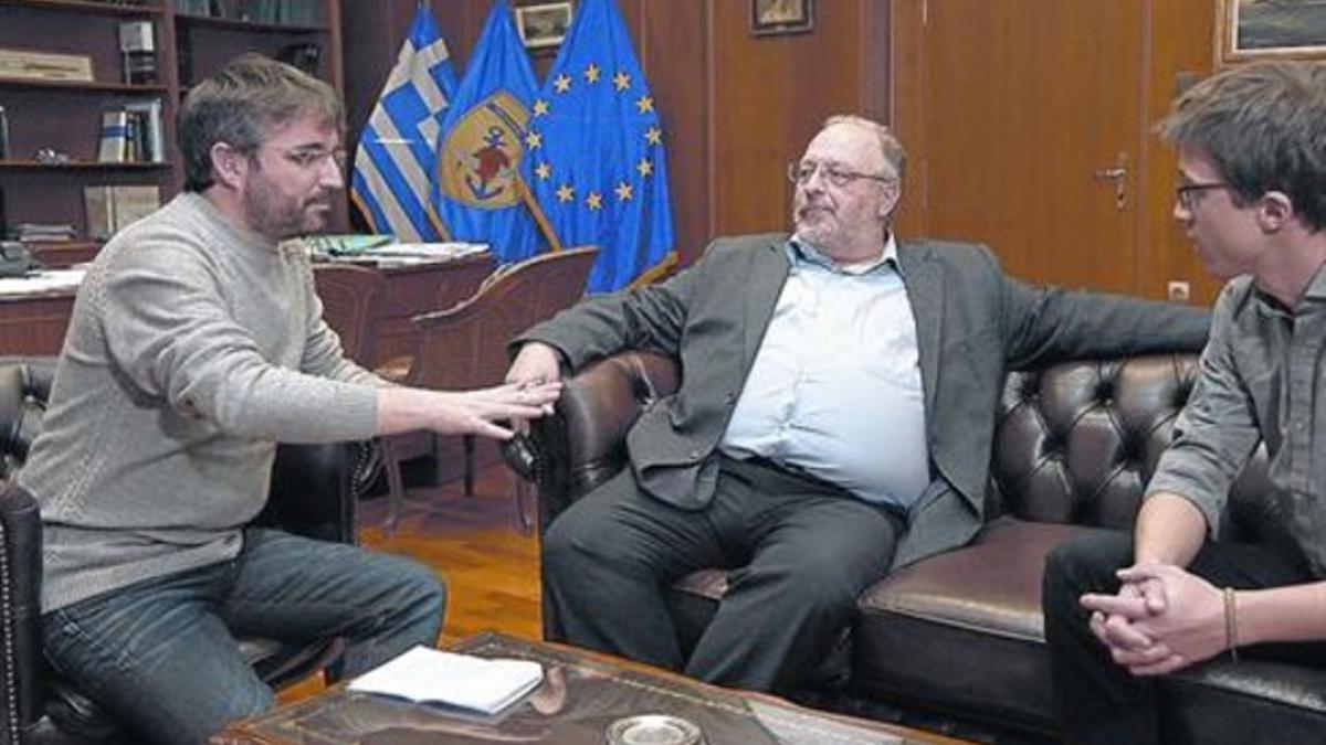 Jordi Évole, con Kostas Isychos, viceministro griego de Defensa, e Íñigo Errejón, número dos de Podemos.