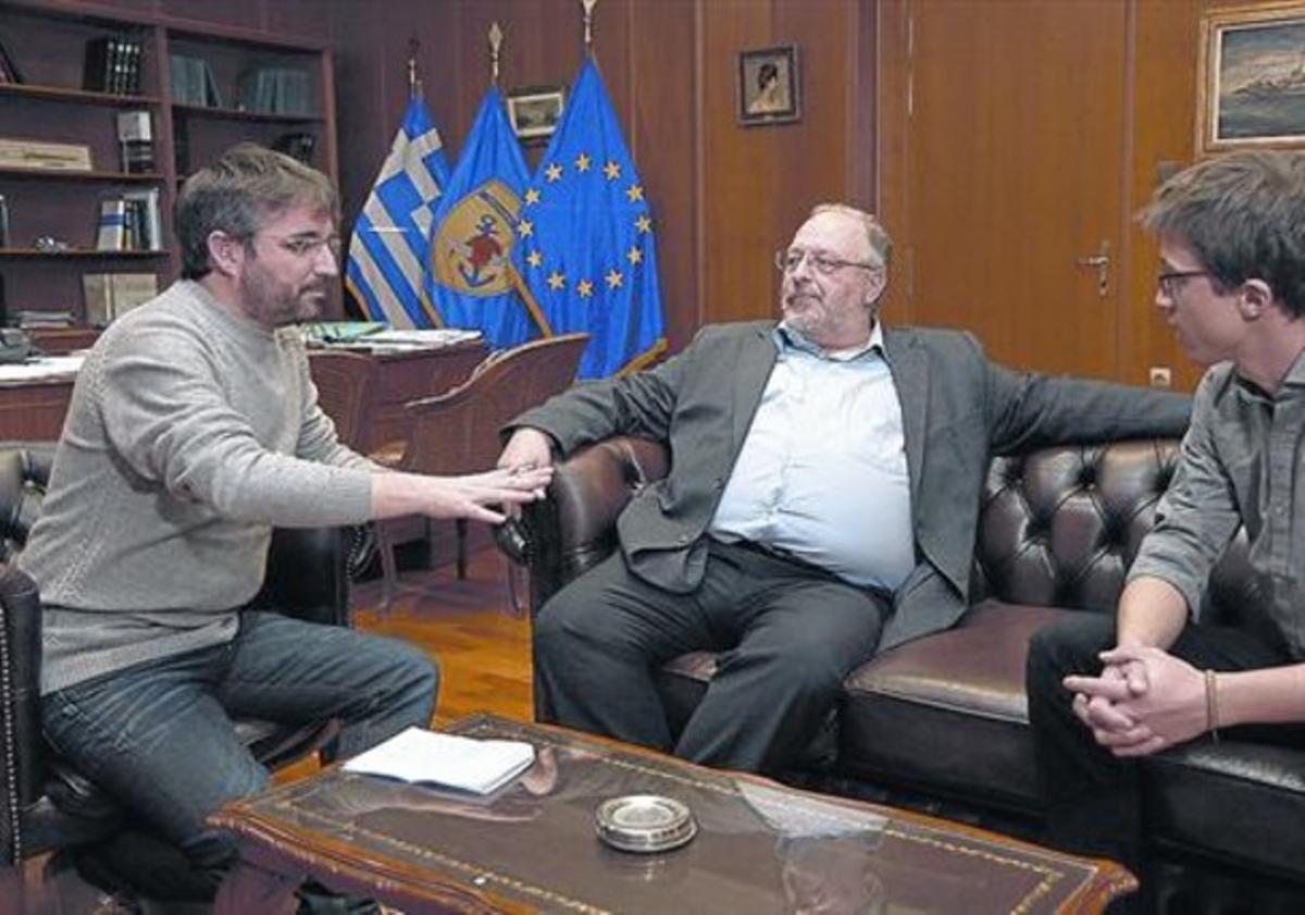 Jordi Évole, amb Kostas Isychos, viceministre grec de Defensa, i Íñigo Errejón, número dos de Podem.