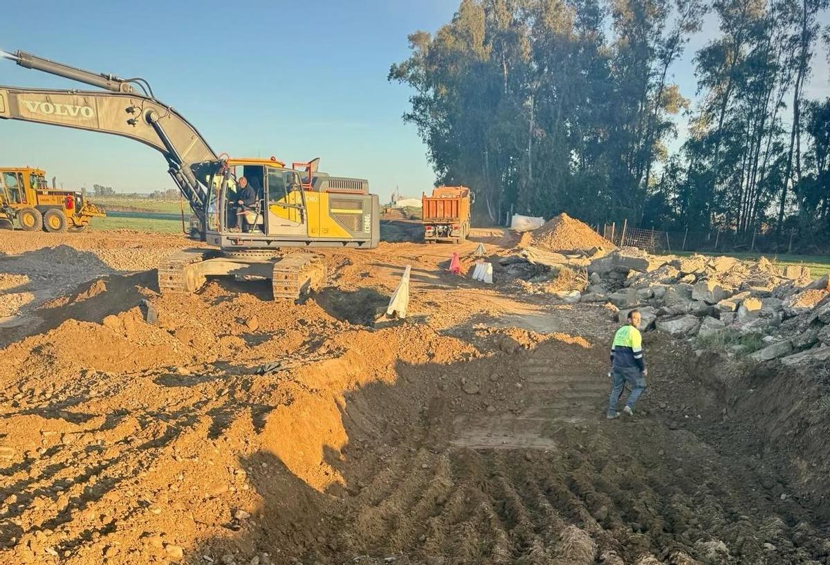 Los trabajos que se están llevando a cabo en el camino alto de la urbanización.