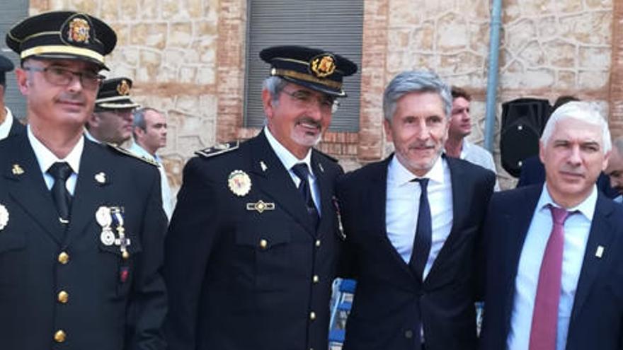 Los dos mandos policiales con el ministro del Interior y el alcalde