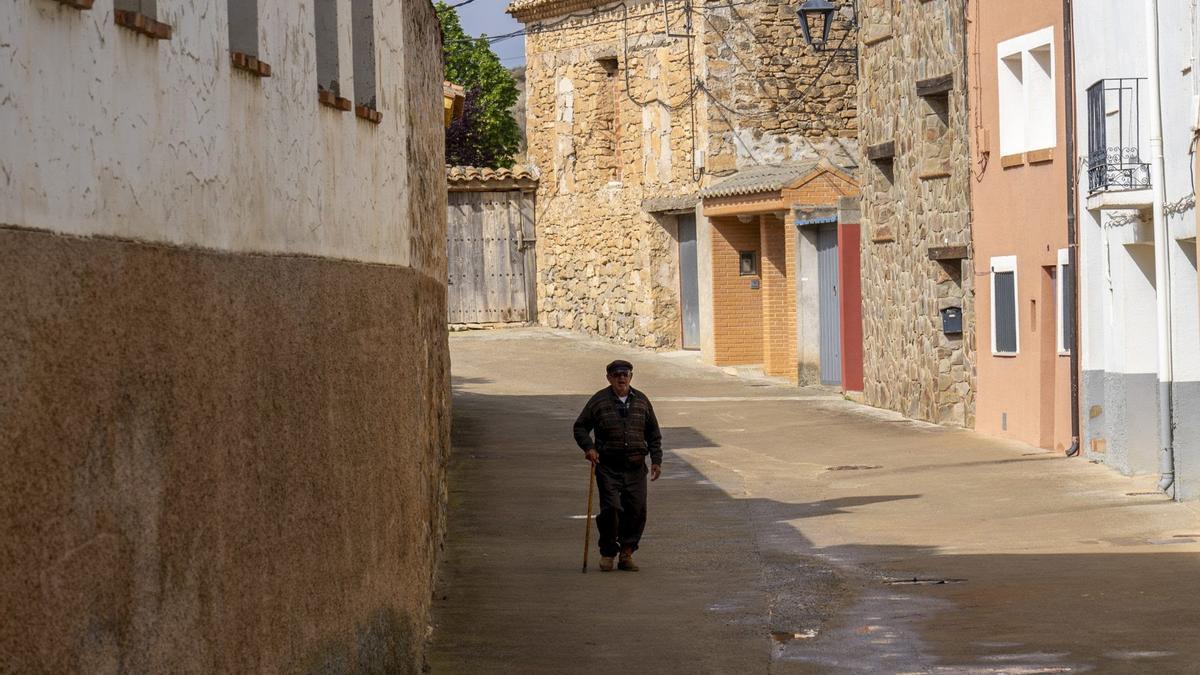 Un señor pasea por las calles de un municipio rural en una imagen de archivo.