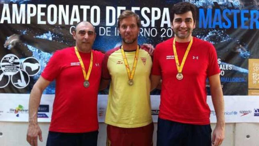Ciro Gutiérrez, en el centro, tras recibir una de sus medallas de oro. | lp / dlp