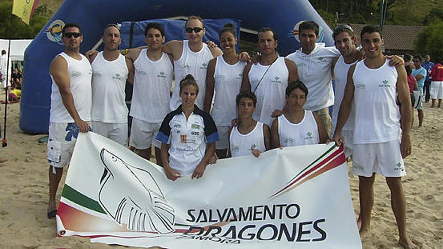 Los componentes del equipo de Dragones, con la campeona de España, Eva Barrios (abajo a la izquierda) posan en Noja.