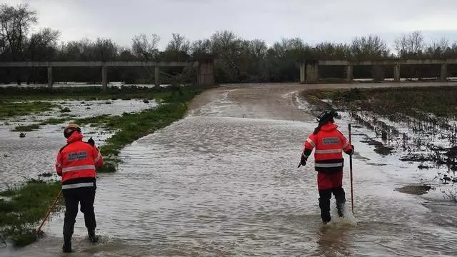 Video | Los bomberos tratan de rescatar en Novelda a una pareja aislada por la crecida del caudal