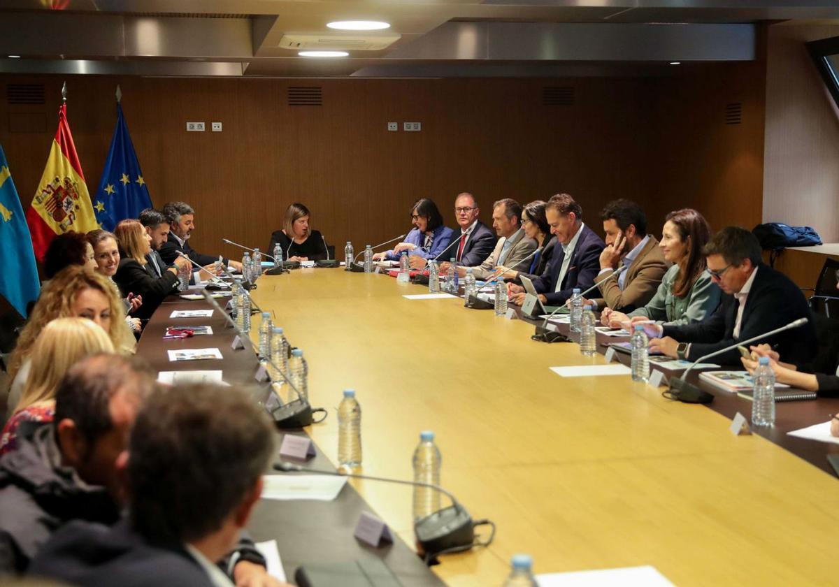 Reunión de la mesa de coordinación para la llegada de la alta velocidad ferroviaria a Asturias, ayer, en Oviedo. | Efe
