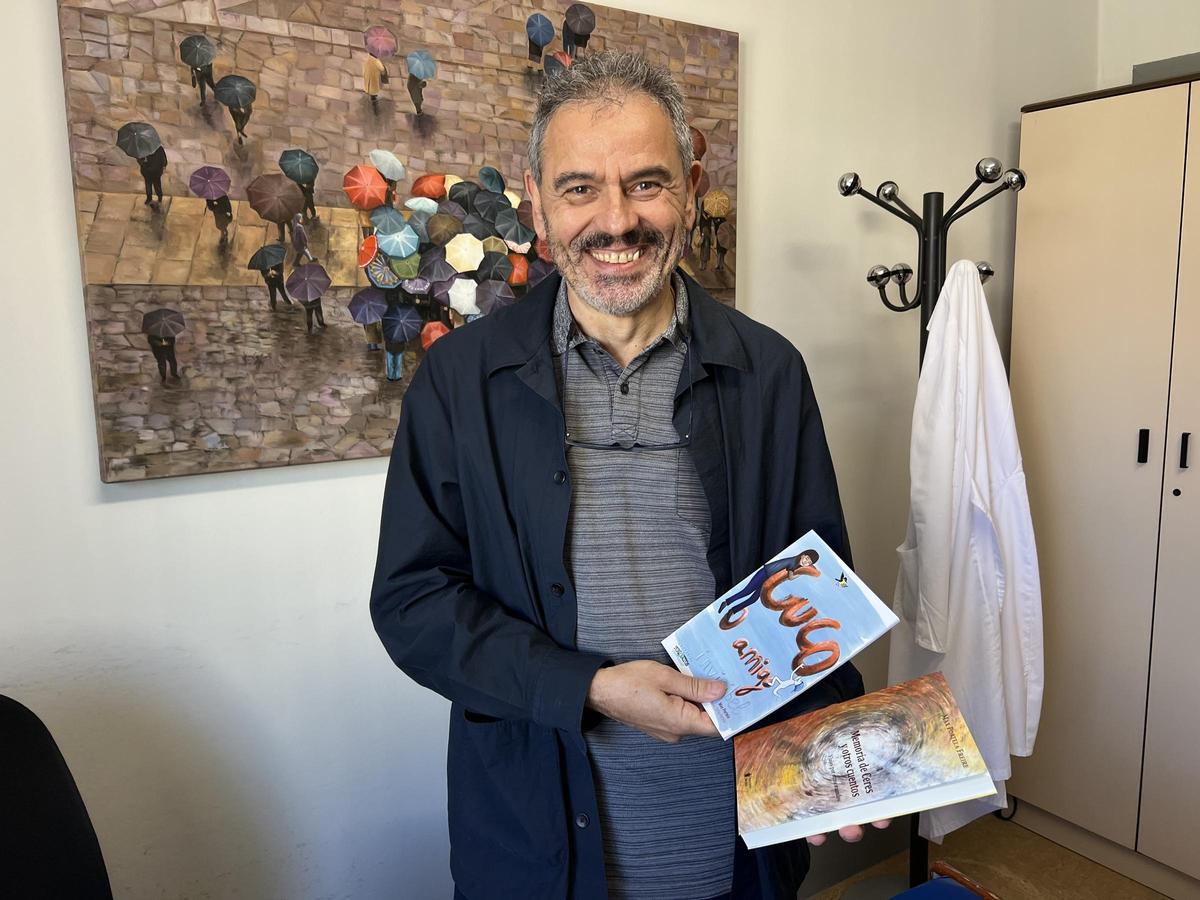 Maximino Portela, na UAD de Cangas cos dous libros que presenta hoxe en Moaña.