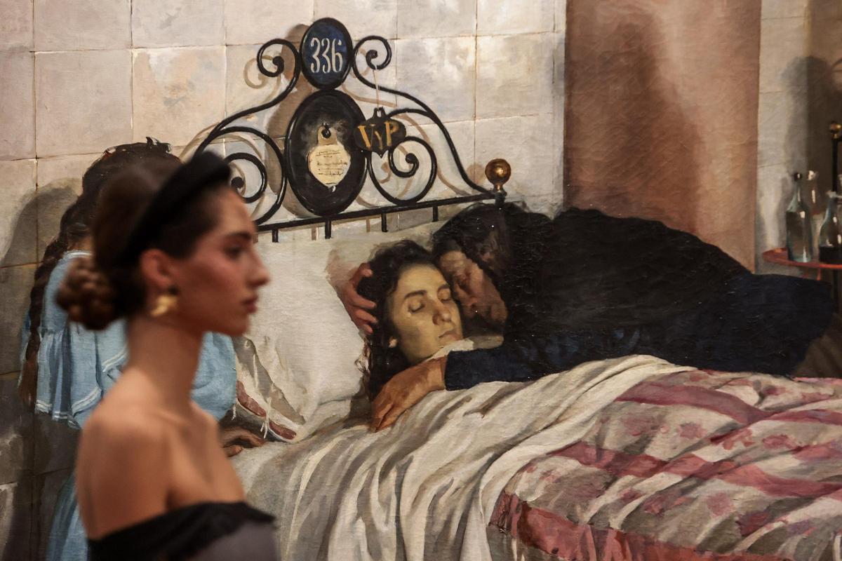 Una modelo pasa junto a un cuadro del museo