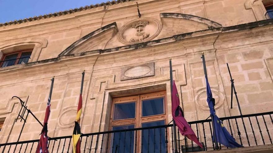 Las banderas del Ayuntamiento de Caravaca ondearon a media asta.