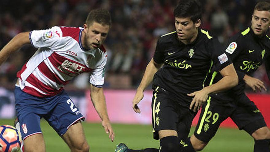 Imagen del partido entre el Granada y el Sporting.