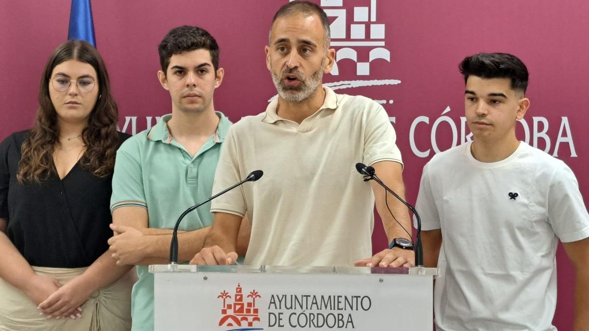 El concejal Ángel Ortiz, junto a los promotores de 'CórdobaCarFriends'.