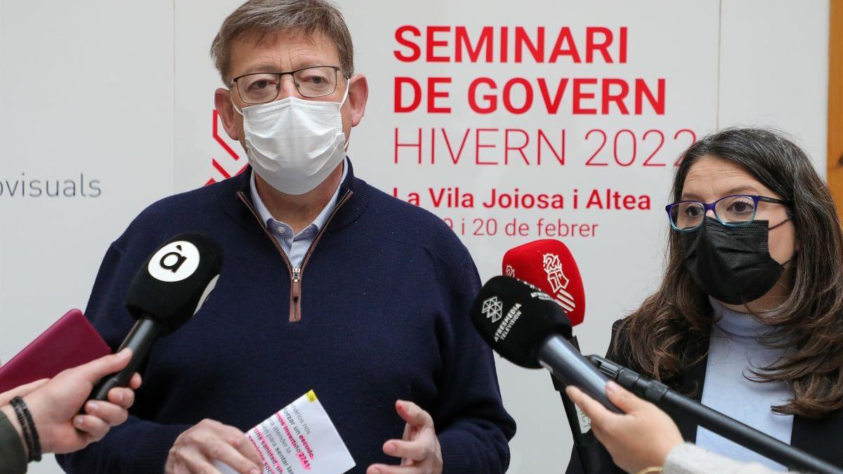 El presidente de la Generalitat, Ximo Puig, atiende a los medios durante el Seminari de Govern.