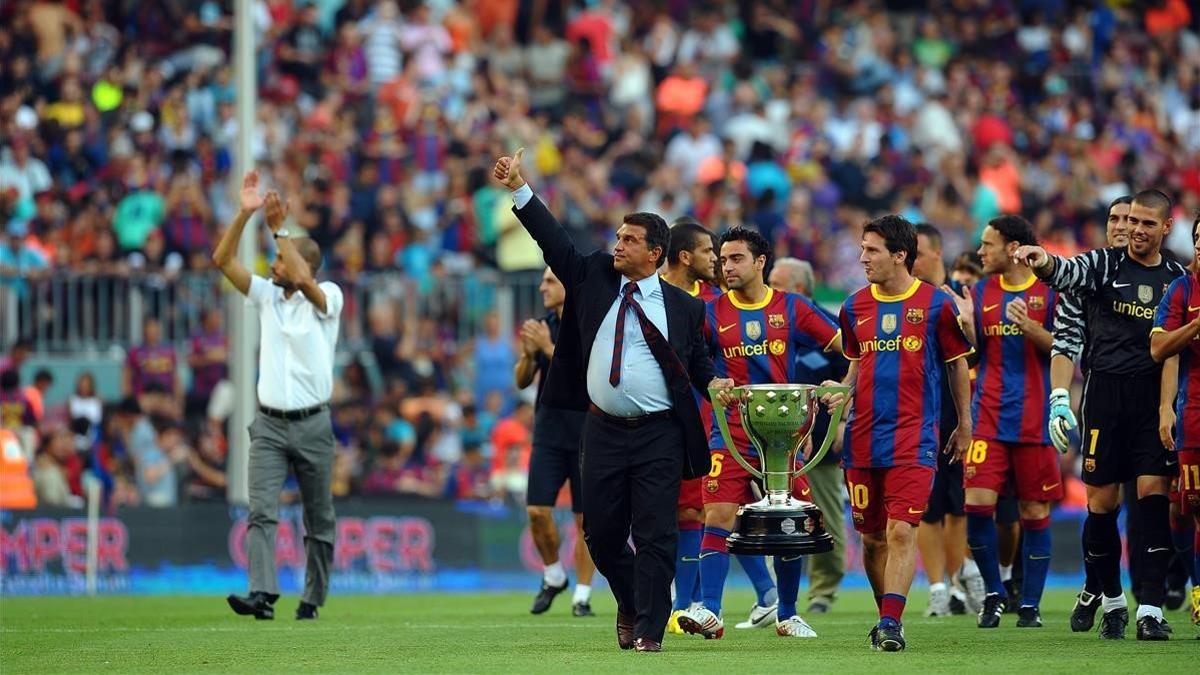 Laporta pasea junto a Messi por el Camp Nou celebrando la Liga 2009-10.