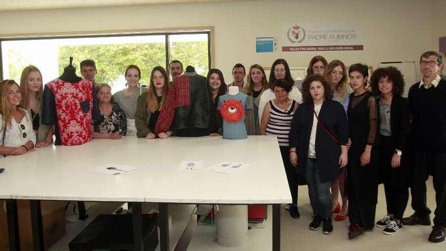 El alumnado de Formarte y el taller textil de Padre Rubinos, ayer.