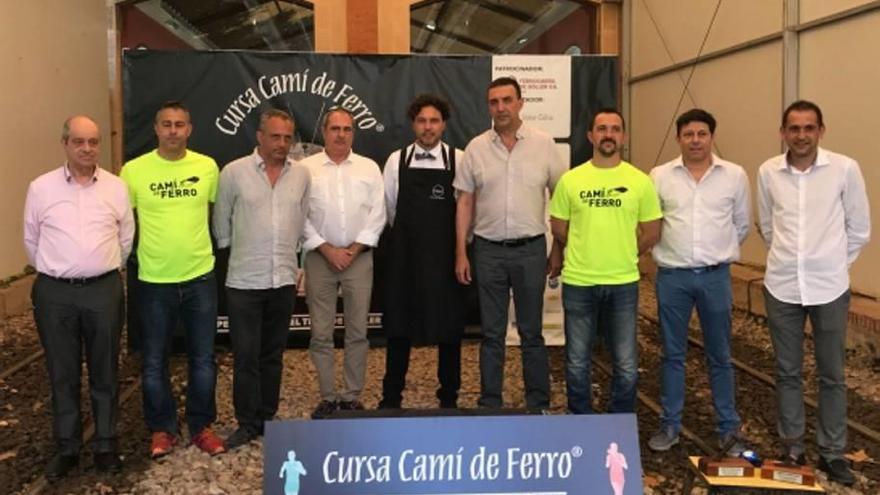 Organizadores, patrocinadores y colaboradores posan ayer en la presentación de la carrera.